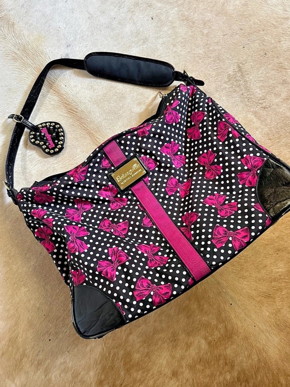Betsey Johnson Bow Print carry on Shoulder Bag in Black & Pink